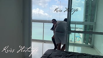 Corno do meu marido me filmando enquanto eu me exibia na varanda para os vizinhos