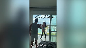 Corno do meu marido me filmando enquanto eu me exibia na varanda para os vizinhos