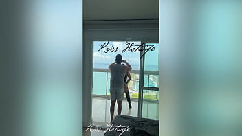 Corno do meu marido me filmando enquanto eu me exibia na varanda para os vizinhos