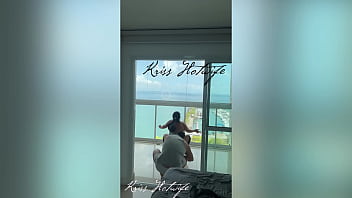 Corno do meu marido me filmando enquanto eu me exibia na varanda para os vizinhos