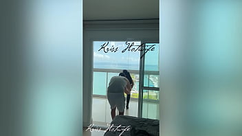 Corno do meu marido me filmando enquanto eu me exibia na varanda para os vizinhos