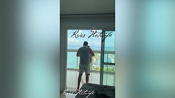 Corno do meu marido me filmando enquanto eu me exibia na varanda para os vizinhos