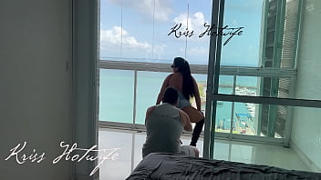 Corno do meu marido me filmando enquanto eu me exibia na varanda para os vizinhos