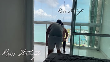 Corno do meu marido me filmando enquanto eu me exibia na varanda para os vizinhos