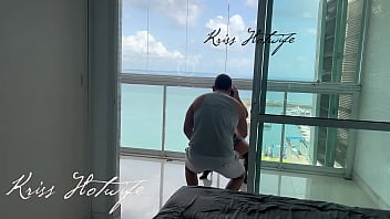 Corno do meu marido me filmando enquanto eu me exibia na varanda para os vizinhos