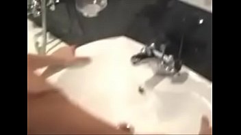 Im bad geil geworden und an ort und stelle gefickt