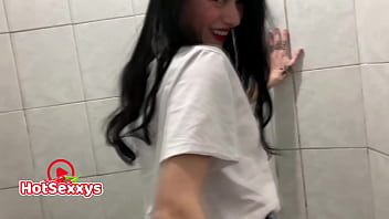Novinha sensualizando em banho interativo bem gostoso