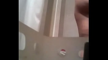 Mí hermana en el baño