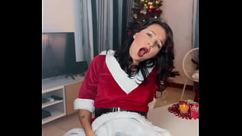 Quelle petite perverse cette mère noël a se faire mouiller la chatte et