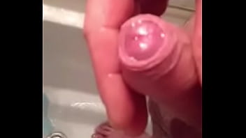 Pisse sous la douche