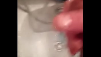 Pisse sous la douche