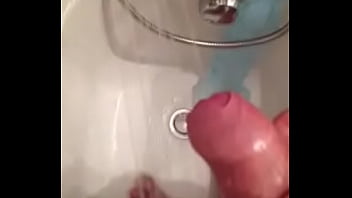 Pisse sous la douche