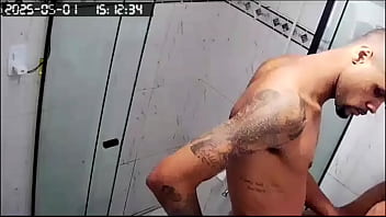 Marido chamada toda semana sua vizinha para tomar banho com ele esposa coloca câmera escondida