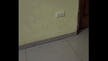 Madura usando hilo rojo en leggins transparentes captada en la calle