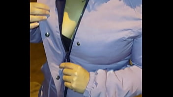 Madura Usando Hilo Rojo En Leggins Transparentes Captada En La Calle thumbnail