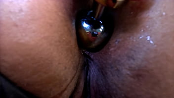 Nicoly ao plug no cuzinho bucetinha cheia e um squirting de tirar o fôlego