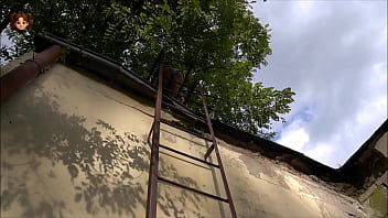 Exploring my girlfriend's pussy in public