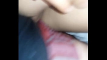 Me hago una rica paja con mi dildo y mi amante me detona