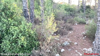 قحبة لبنانية تفرك كسها بالطبيعة وتركب زب صناعي ملون