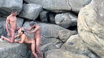 Acabei Vendo Esses Dois Na Maior Putaria Na Praia E Acabei Não Resistindo Em Observar E Me Juntei A Eles Demos 2 Leitadas No Rabo Do Puto E Ainda Pediu Leite Na Boca E Tomou Tudo thumbnail