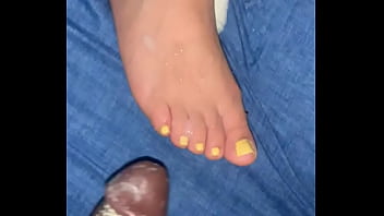 Cum On Yellow Toes thumbnail