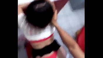 Colegiala urgida no aguanta las ganas