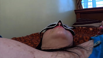 El culo enorme de la madrastra es nada comparado con el pene pequeño de su hijastro