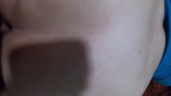 El culo enorme de la madrastra es nada comparado con el pene pequeño de su hijastro