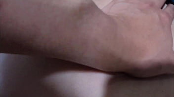 El culo enorme de la madrastra es nada comparado con el pene pequeño de su hijastro