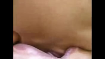 Dos amigas besandoce