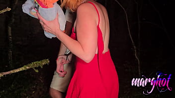 Mari cocu me filme avec mon amant pour une baise dans les boisle chaperon