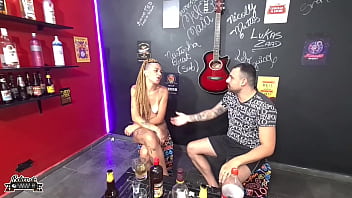 Corno casada liberal leva pau e tapa na bunda no boteco