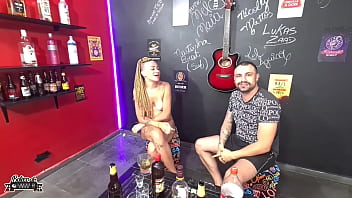 Corno casada liberal leva pau e tapa na bunda no boteco