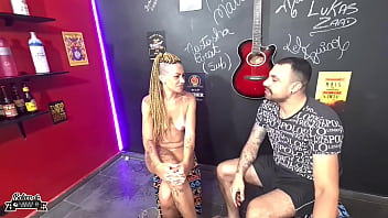 Corno casada liberal leva pau e tapa na bunda no boteco