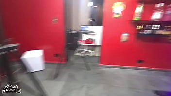 Corno casada liberal leva pau e tapa na bunda no boteco