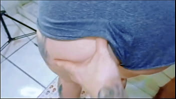 Loira gostosa da bunda grande leva pica com força até ficar toda gozada