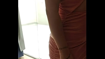 De vestido desfilando