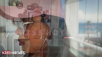 Sou uma puta casada que ama se exibir para os machos na rua fiquei nuazinha na varanda do apartamento