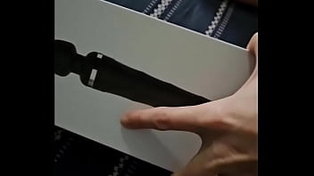 Le regalo un domi su primer consolador y en 1 minuto termina teniendo un squirt y escurriendo el piso