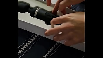 Le regalo un domi su primer consolador y en 1 minuto termina teniendo un squirt y escurriendo el piso