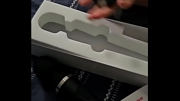 Le regalo un domi su primer consolador y en 1 minuto termina teniendo un squirt y escurriendo el piso