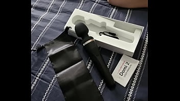 Le regalo un domi su primer consolador y en 1 minuto termina teniendo un squirt y escurriendo el piso