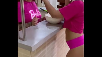 Noite quente das safadas chamei minha amiga pra comer pipoca e fazer brigadeiro e acabamos se lambuzando e se chupando gostoso