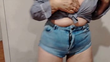 Fui ajudar a minha madrasta a limpar a casa tive uma supressa ela começou a se exibir