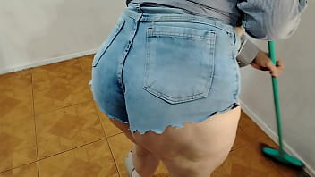 Fui ajudar a minha madrasta a limpar a casa tive uma supressa ela começou a se exibir