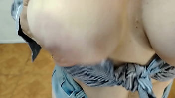 Fui ajudar a minha madrasta a limpar a casa tive uma supressa ela começou a se exibir