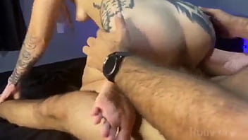 Ela gosta de apanhar antes de ganhar vara puta safada apanha até de pau