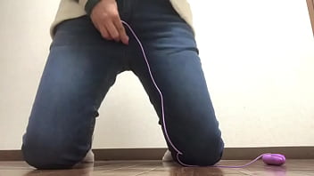 ジーパンの中におもちゃ入れて感じてみました早くおっきいの入れたいな。