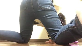 ジーパンの中におもちゃ入れて感じてみました早くおっきいの入れたいな。