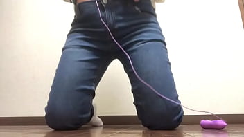 ジーパンの中におもちゃ入れて感じてみました早くおっきいの入れたいな。